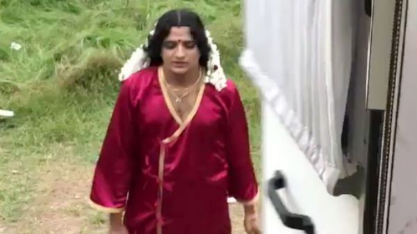 தலை நிறைய மல்லி பூ.. கழுத்து நிறைய செயின்.. பளபள மெரூன் டாப்ஸ்.. இதுல உம்மா வேற.. யார் இந்த நடிகை!