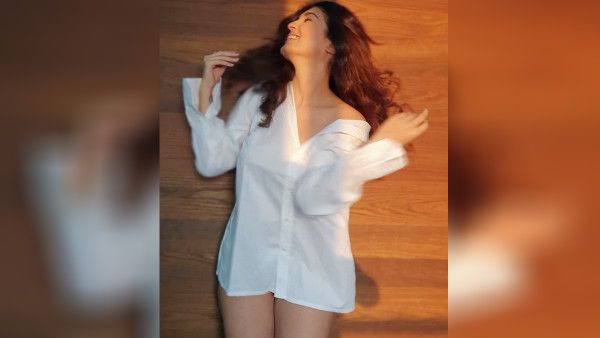 வேற லெவலில் இறங்கிய சீரியல் நடிகை.. வெறும் சட்டையுடன் அட்டகாசம்.. மோசமாக கலாய்த்த நெட்டிசன்ஸ்!