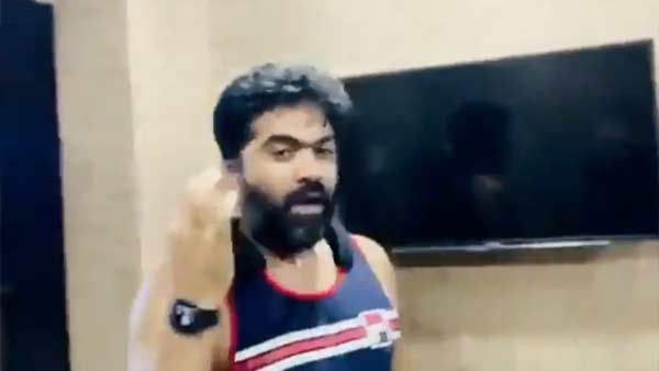 கோரிக்கை வைத்த ரசிகர்கள்... வெளியானது அந்த வீடியோ.. வீட்டுக்குள் என்ன செய்கிறார் மாநாடு சிம்பு?