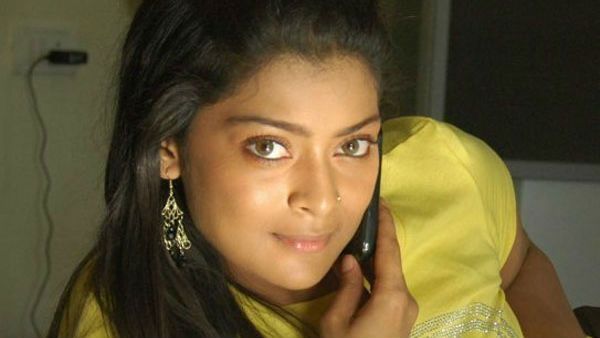 கொரோனா மிரட்டல்..இங்கிலாந்தில் சிக்கித் தவிக்கும் பிரபல நடிகையின் மகள்... உதவும் குவைத் தோழி!