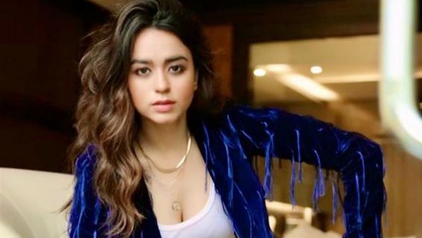 கொரோனாவால் விமானங்கள் ரத்து.. அமெரிக்காவில் சிக்கிக் கொண்ட இளம் நடிகை.. மத்திய அரசு உதவ கோரிக்கை!