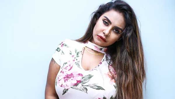 ச்சீ.. இதைக்கூடவா சொல்லுவாங்க.. வீட்டில் செய்த அந்தரங்க வேலையை பேஸ்புக்கில் பேசிய சர்ச்சை நடிகை!