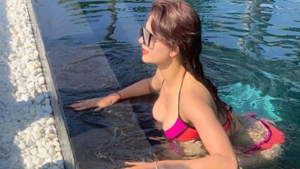 கிராமர் மிஸ்டேக்கை கூட சரிபண்ணாம அப்படியே ஈயடிச்சான் காப்பி.. பிரபல ஹீரோயினை வசமாக விளாசிய ஃபேன்ஸ்!