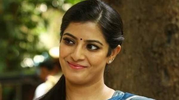 கொரோனாவிடம் கெஞ்சும் வரலக்‌ஷ்மி.. அடுத்த முதல்வர் நீங்கதான்னு ரசிகர்கள் செம கலாய்!