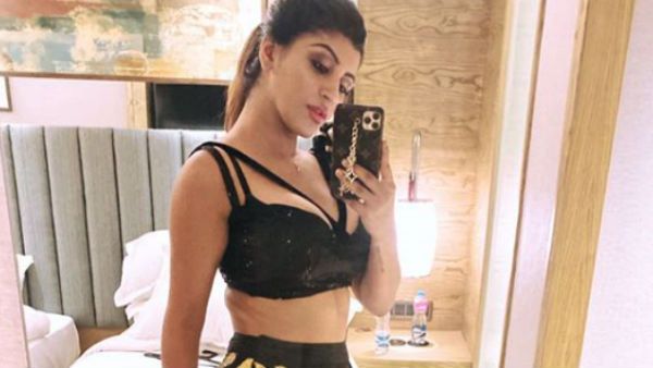 'அதை' போட்டிருந்தா இன்னும் நல்லாருக்கும்.. பாவாடை ஜாக்கெட்டுடன் செல்பி எடுத்த நடிகைக்கு அட்வைஸ்!