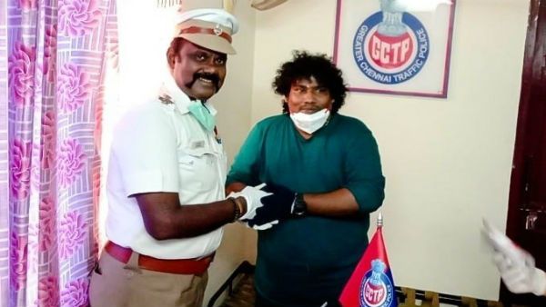 வெயில்ல ரொம்ப கஷ்டப்படுறாங்க.. டிராபிக் போலீஸுக்கு எனர்ஜி டிரிங்ஸ் வழங்கிய பிரபல நடிகர்!