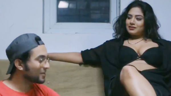 வேலை பாக்குறவருக்கு முன்னாடி இப்படி காட்டினா எப்படிம்மா.. பஜ்ஜிக்கடை ஆன்ட்டியின் வேறலெவல் வீடியோ!