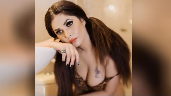 செம கிளாமர் போஸ்.. அதைவிட கிளாமர் கேப்ஷன்.. நடிகையை மரண கலாய் கலாய்க்கும் நெட்டிசன்ஸ்!