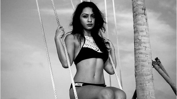 சில்லாக்ஸ்.. அது ரொம்ப பண்ணி போரடிச்சுடுச்சாம்.. பிகினியில் ஊஞ்சலாடும் பிரபல டிவி நடிகை!