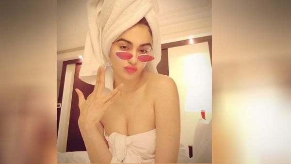 உங்களால இப்படி பண்ண முடியுமா? பெட்ரூமில் அப்படி படுத்தபடி ரசிகர்களுக்கு சவால் விட்ட பிரபல நடிகை!