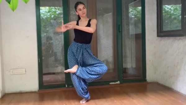 இசையில்லாமல் வளைந்து நெளிந்து அப்படியொரு நடனம்.. அசத்தும் மணிரத்னம் ஹீரோயின்.. வியக்கும் ரசிகர்கள்!