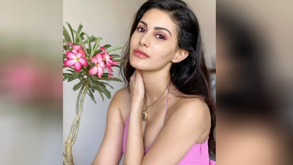 உங்களைப் போன்றத் தேவதைகள் எதை செய்தாலும்.. தனுஷ் ஹீரோயினை மானே தேனே லெவலில் வர்ணிக்கும் ஃபேன்ஸ்!