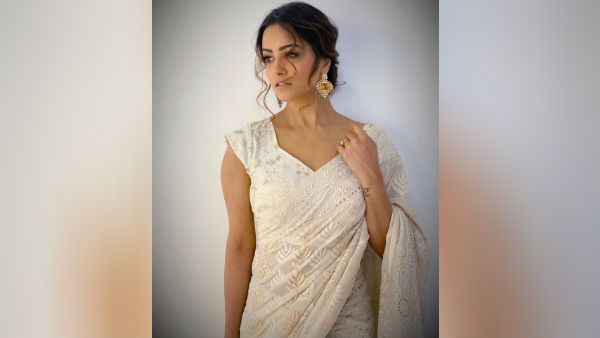 புடவையில் போஸ் கொடுக்கும்..சாமுராய் அனிதா!