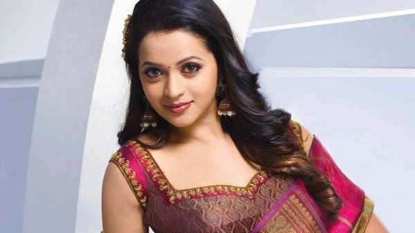 லாக்டவுன்ல இது அதிகரிக்குதே.. பேஸ்புக்கில் தனது பெயரில் போலி கணக்கு.. எச்சரித்த பிரபல ஹீரோயின்!