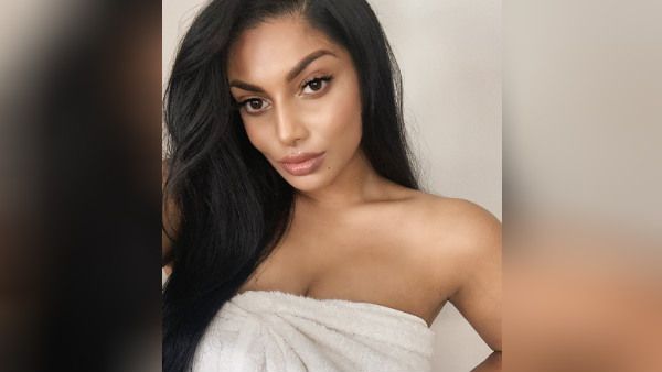 குளிச்சிட்டு அப்படியே வந்துட்டீங்க போல.. வெறும் டவலுடன் நிற்கும் நடிகை.. பங்கம் செய்யும் நெட்டிசன்ஸ்