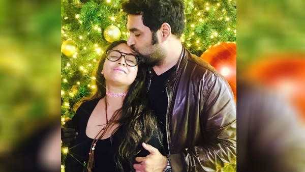 மனைவியை விவாகரத்து செய்ய இவர்தான் காரணமா? பிரபல பாடகியுடன் இசை அமைப்பாளர் ரொமான்டிக் போட்டோ ஷூட்!