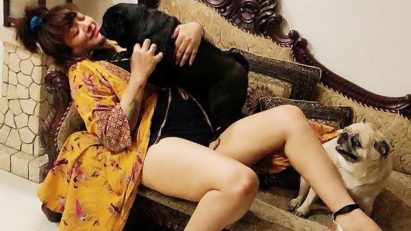 உள்ளாடைகள் தெரிய மல்லாக்கப் படுத்து சூடேற்றும் பிரபல நடிகை.. வாவ்.. செக்ஸி என ஜொள்ளுவிடும் ஃபேன்ஸ்!