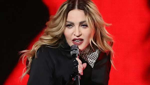 காரின் ஜன்னலை இறக்கிவிட்டபடி கோவிட்-19 காற்றைச் சுவாசிக்கப் போகிறேன்.. பாப் மடோனா திடீர் முடிவு!