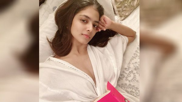 அதை போடாமல்.. பெட்ரூமில் படுத்தபடி.. செம ஹாட்டாக போஸ் கொடுத்த மாளவிகா மோகனன்.. திணறுது இன்ஸ்டா!