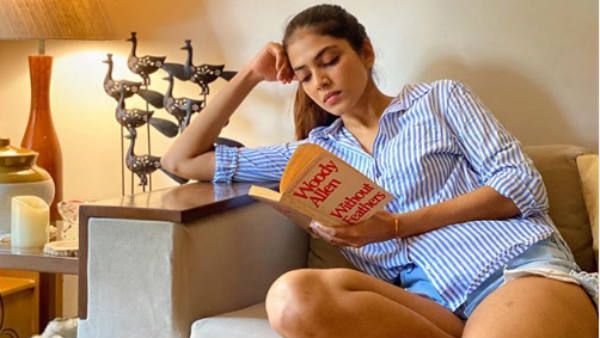 ஒரு வழியாக.. படுக்கையறையிலிருந்து இடம் மாறிய மாளவிகா மோகனன்.. அதை போடுங்க என நெட்டிசன்கள் கலாய்!