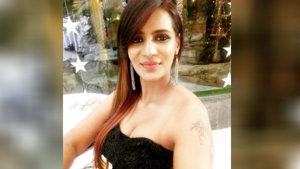 ஃபுல்லா பெயிண்ட்தான் போல.. நடிகையின் போட்டோவை பார்த்து மரண கலாய் கலாய்த்த நெட்டிசன்ஸ்!