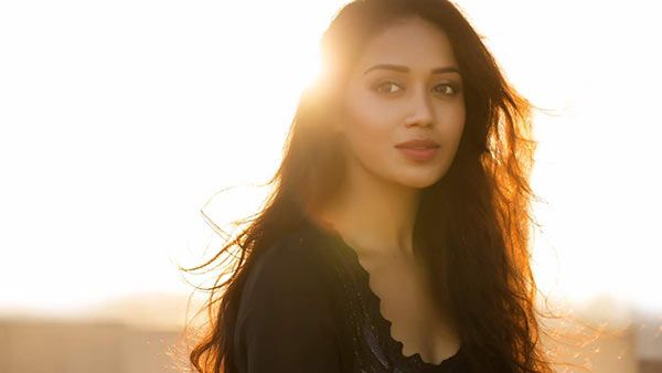 'இதுதான் ஒரிஜினல், இதையே ஃபாலோ பண்ணுங்க.. மத்ததெல்லாம் போலி கணக்கு..' பிரபல நடிகை திடீர் விளக்கம்