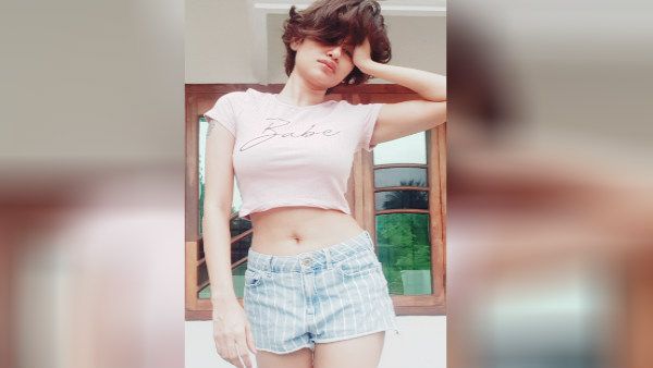 இந்த வெயிலுக்கு இதுக்கு மேல டிரெஸ் போட முடியாது.. குட்டி டிரெஸ்ஸில் ஆர்மியை குளிரவைத்த ஓவியா!