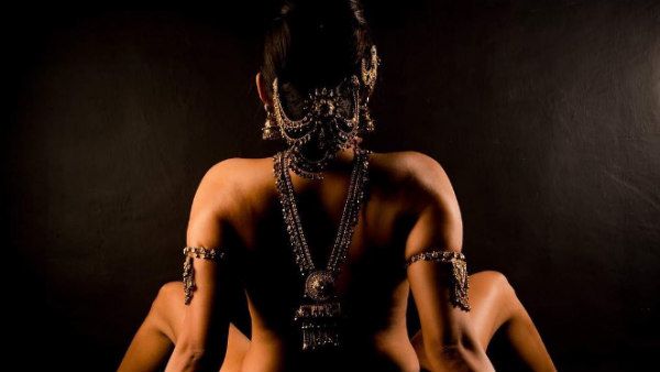 கொஞ்சம் முன்பக்க தரிசனத்தையும் கொடுங்க.. மேலாடையின்றி போஸ் கொடுத்த இலங்கை நடிகை.. கெஞ்சும் ரசிகாஸ்!