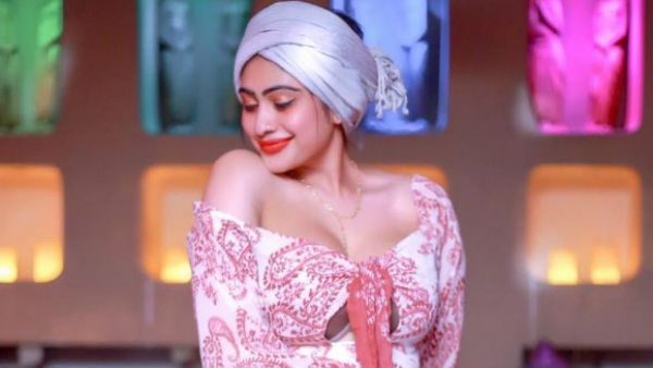 அதை அணியாமல் அப்படியே தெரியும்படி ஒரு போட்டோ.. எடுத்தது அந்த நபராம்.. அடங்காத சிங்கள நடிகை!