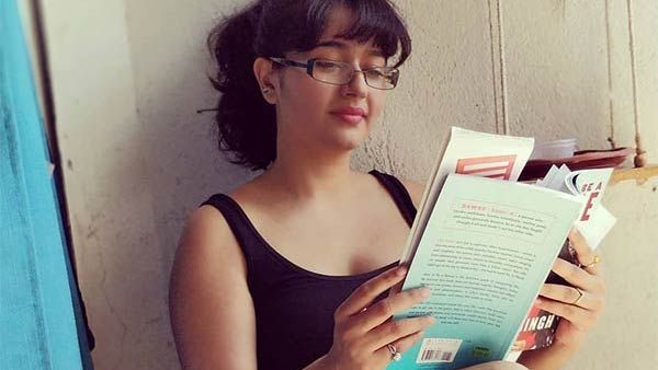 நெர்ட் லுக்கில்.. தொடை தெரிய.. குட்டி டிரெஸ்ஸில் செம ஹாட்டாக போஸ் கொடுத்துள்ள பிரபல நடிகை!