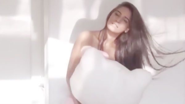 பூனை பொம்மையுடன் நிர்வாண ஆட்டம் போட்ட பிரபல நடிகை.. வைரலாகும் வீடியோ.. இது வெறும் ட்ரெயிலர்தானாம்!