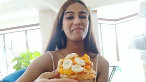 அப்படியே வீடியோ போட்டு போர் அடிச்சுடுச்சாம்.. அதான் ஒரு சேஞ்சுக்கு இப்படி மாறிய பூனம் பாண்டே!