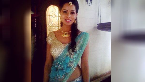 சேலையில இதுக்கு மேல கவர்ச்சி காட்ட முடியாதும்மா.. பிக்பாஸ் நடிகையை விளாசும் நெட்டிசன்ஸ்!