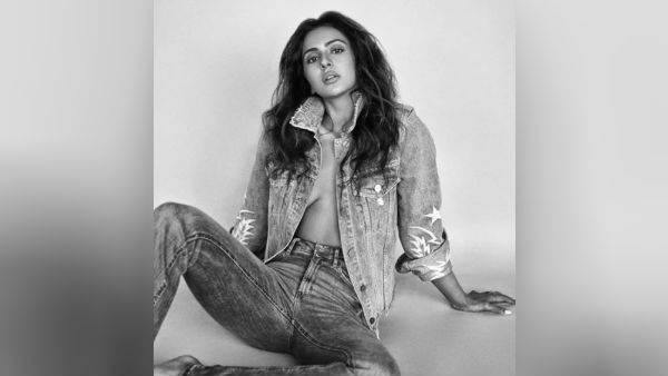 'அதையும்' போடல பட்டனையும் போடல.. அப்படியே அப்பட்டமாக காட்டும் கார்த்தி பட நடிகை.. திணறும் இன்ஸ்டா!