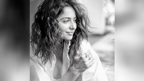 செம ஹேப்பி சன் டே தான்.. இவ்ளோ டீப் ஓப்பன்.. வைரலாகும் ரகுல் ப்ரீத் சிங்கின் ஹாட் போட்டோ!