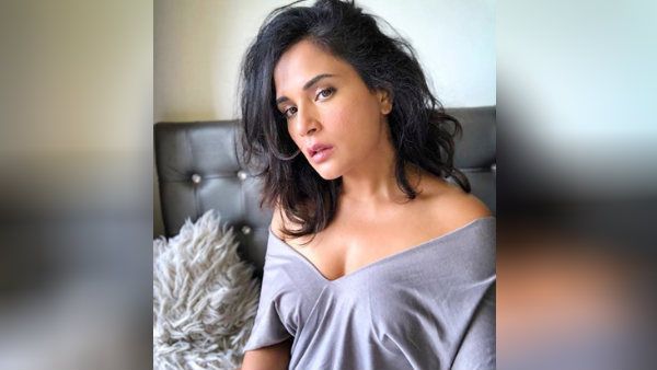 கிளாமர் செல்ஃபி ஸ்டில்ஸ்.. அதிரடியாக வெளியிட்ட ஹீரோயின்.. மாடர்ன் ஸ்மிதா என வர்ணிக்கும் ஃபேன்ஸ்!