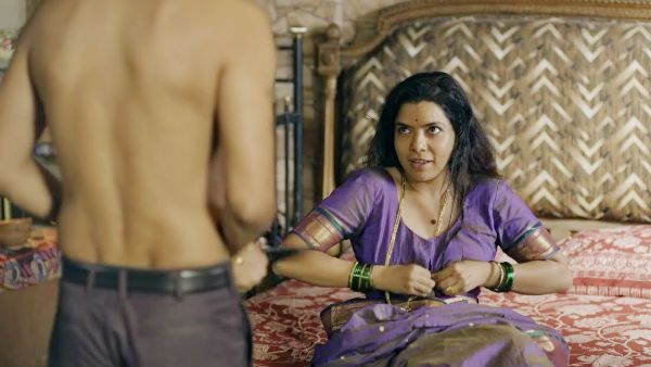 விவாகரத்துக்கு இதான் காரணமா.. நடிகையுடன் நெருக்கமாக பிரபல நடிகர்.. தீயாய் பரவும் படுக்கையறை காட்சி!