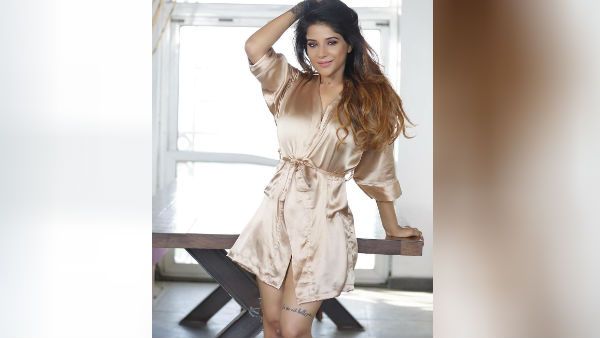 ஒரே ஒரு நாட்தான்.. அவிழ்ந்தா என்ன ஆகுறது.. பிரபல நடிகையின் நைட் டிரெஸை பார்த்து பதறிய நெட்டிசன்ஸ்!