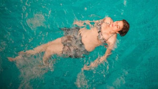 'குவாரைன்டைன் போரடிச்சுட்டுல்ல' நீச்சல் குளத்தில் பிரபல நடிகை..குளோசப் போட்டோ கேட்கும் ஃபேன்ஸ்!