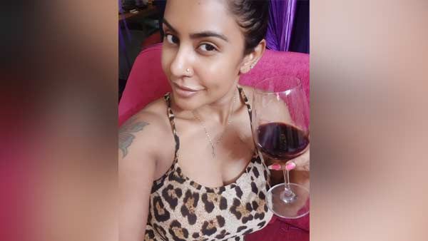 கையில் சரக்குடன் கெத்தாய் போஸ் கொடுத்த நடிகை.. பொறாமையில் புலம்பித்தீர்க்கும் நெட்டிசன்ஸ்!