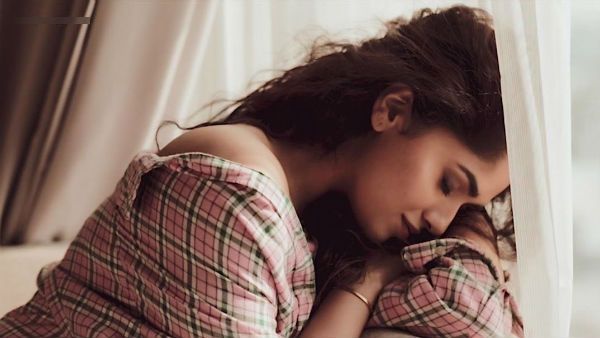 நீங்களுமா.. சட்டையை கழட்டும் சில்லுக்கருப்பட்டி.. சுனைனாவுக்கு சம்மர் வெப்பம் தாங்கலையாம்!