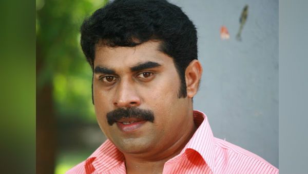 கொரோனா கைதியால் வினை.. போலீஸ் ஸ்டேஷன் அருகே விழா.. தனிமைப்படுத்தப்பட்ட பிரபல காமெடி நடிகர்!