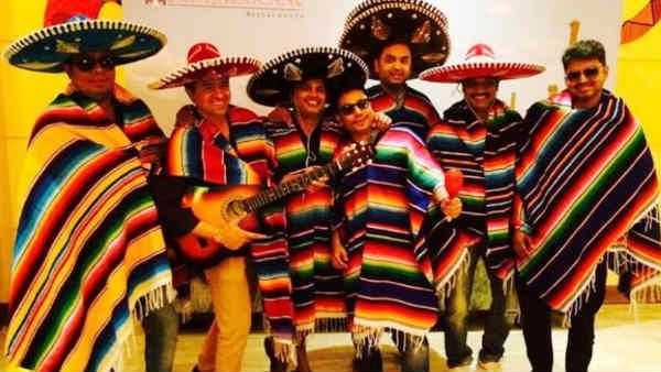 இப்ப நாம எல்லாம் மெக்ஸிகன் ஃபேமிலி.. நண்பர்களுடன் வித்தியாசமான உடையில் விஜய்.. வைரலாகும் போட்டோ!