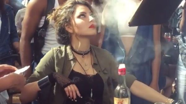 கையில் சரக்கு.. வாயில் ரயில் போல புகை.. தீயாய் பரவும் பிரபல நடிகையின் வீடியோ.. ஷாக்கான ரசிகர்கள்!