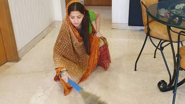 கையில் துடைப்பம்… தலையில் முக்காடு.. வீட்டை சுத்தம் செய்யும் பிரபல நடிகை!