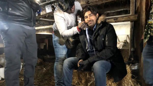 கடும் குளிர்.. மாட்டுத் தொழுவத்தில் மேக்கப் போட்டுக் கொள்ளும் விஜய் ஆண்டனி.. தீயாய் பரவும் போட்டோ!