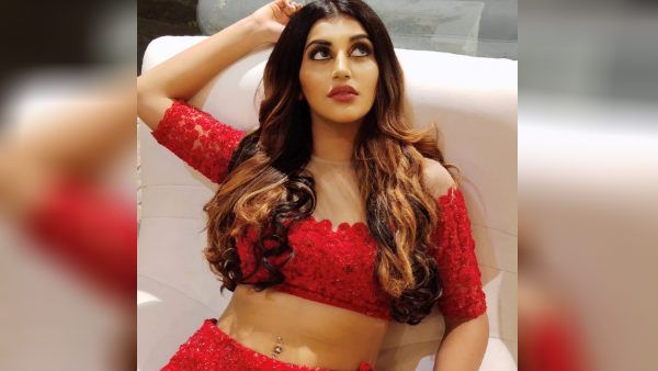 அங்கே என்ன தெரிகிறது.. ரெட் வெல்வெட் கேக் போல போஸ் கொடுத்த யாஷிகா.. கலாய்க்கும் நெட்டிசன்ஸ்!