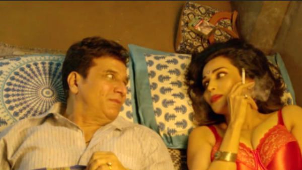 18+: கையில் தம்.. காலில் ஹீல்ஸ் 'அதோடு' நின்று சூடெற்றி.. இளசுகளை தடுமாற வைக்கும் ஹாட் வீடியோ!