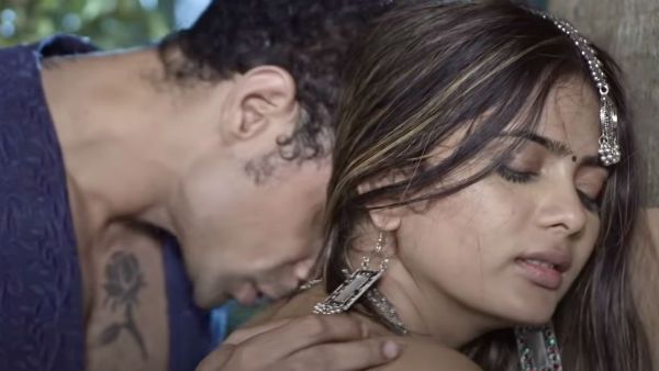 18+: நிர்வாண ஆயில் மசாஜ்.. ஆடை துறப்பு.. லிப்லாக்.. சகலமும் இருக்கு.. இணையத்தை கதறவிடும் டிஜரத்!