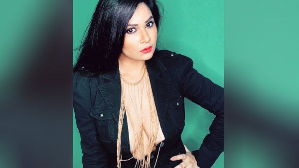 உள்ளாடை அணியாமல்.. ஓவர் கோட்டை திறந்துகாட்டி.. நகையை கொண்டு மேனேஜ் செய்த காமசூத்ரா நடிகை!